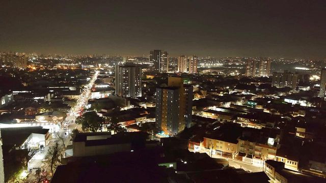 Vista noturna livre e privilegiada da sacada