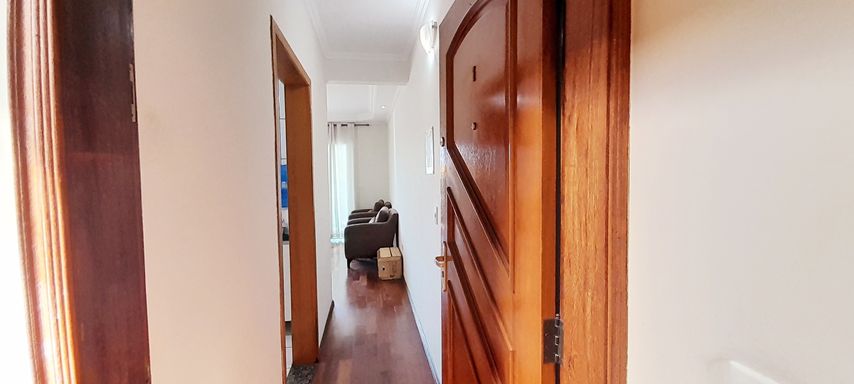 entrada principal com acesso a cozinha e a sala com sacada