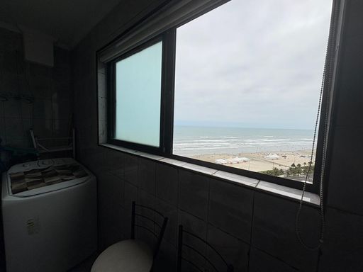 ampla área de serviço arejada com vista mar privilegiada