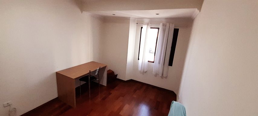 primeiro dormitório com piso em madeira maciça