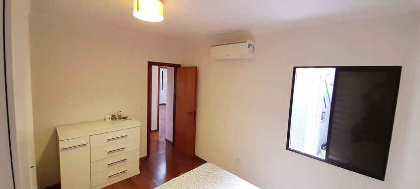 terceiro dormitório com ar condicionado e piso em madeira maciça