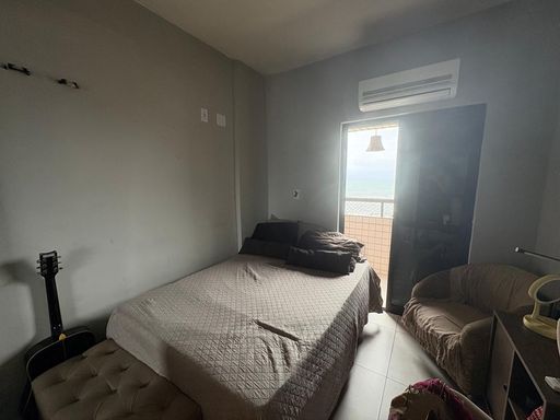 dormitório com ar condicionado e acesso a sacada com vista mar deslumbrante