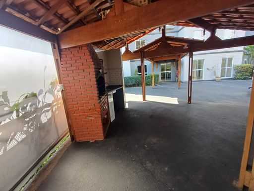 área da churrasqueira a carvão semi integrada ao salão social de festas