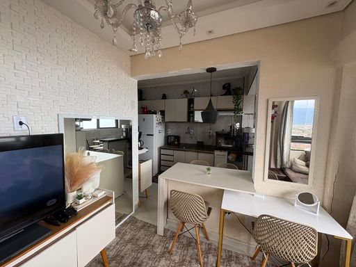 sala semi integrada a cozinha com armários planejados