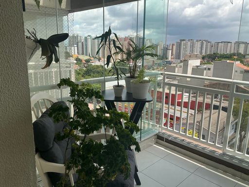 ampla varanda gourmet envidraçada com vista livre