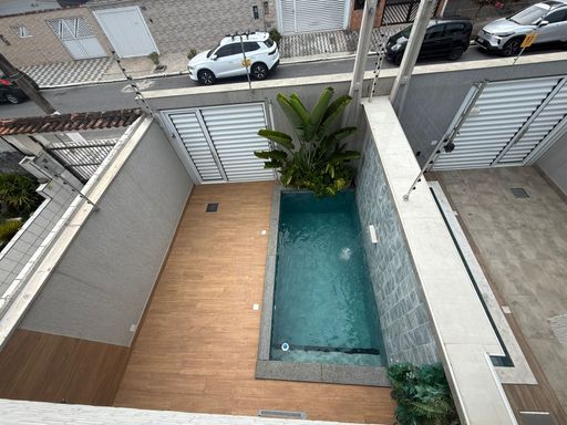 área da piscina com acesso a entrada principal e garagem para 2 carros