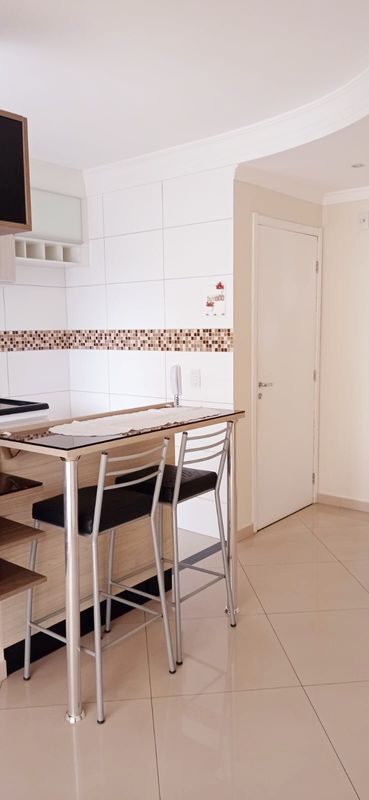 cozinha com armários planejados semi integrada a sala 2 ambientes