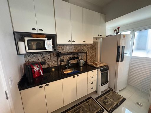 cozinha impecável com armários planejados semi integrada a área de serviço