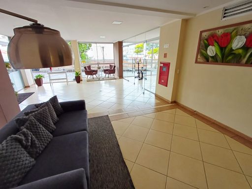 hall de entrada com acesso a academia com porta de vidro privativa