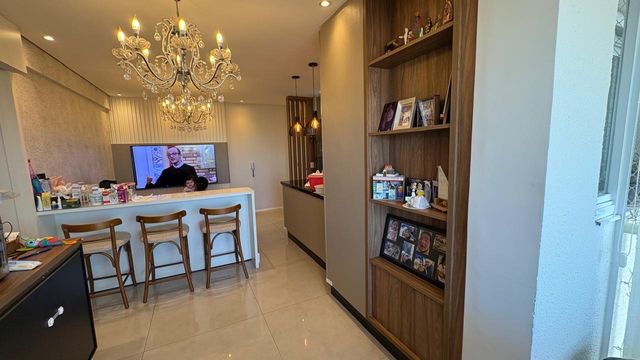 sala 2 ambientes semi integrada a cozinha estilo americana com sistema de iluminação impecável