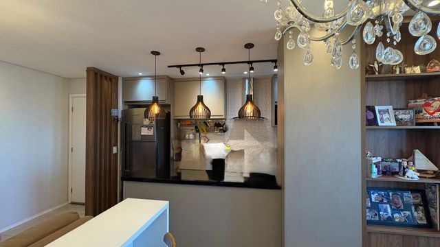 sala 2 ambientes semi integrada a cozinha estilo americana com sistema de iluminação impecável