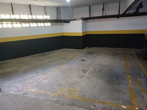 vaga de estacionamento coberta e demarcada