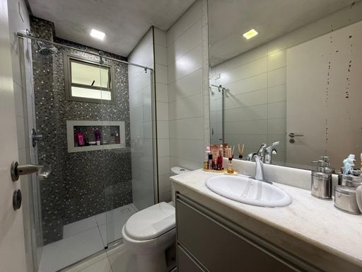 banheiro da suíte 2 arejado com box de vidro e nicho