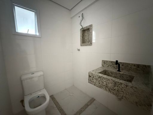 lavabo bem arejado com pia e nicho em granito