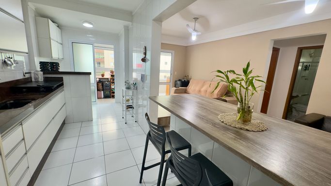 cozinha ampla, espaçosa e integrada com a sala e saída para a varanda