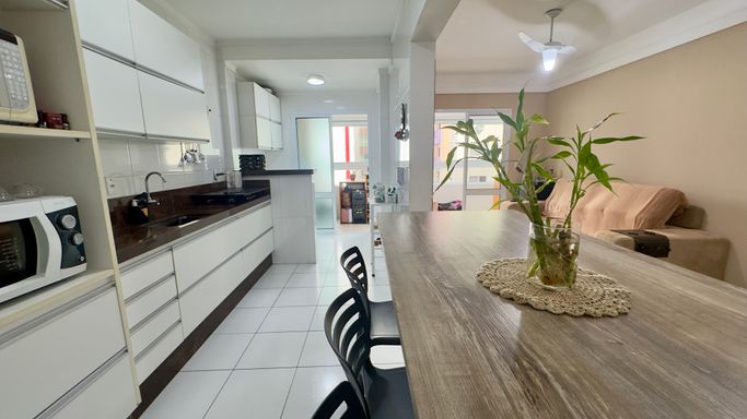 cozinha ampla, espaçosa e integrada com a sala e saída para a varanda