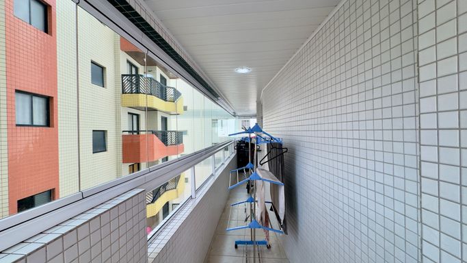 varanda envolvente, lateral com acesso a suíte