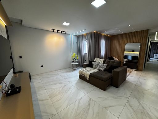 Ampla sala decorada, em porcelanato com ventilação cruzada, teto rebaixado e sistema de iluminação impecável