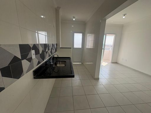 Cozinha semi integrada com a sala e com a área de serviço
