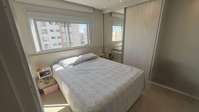 ampla suíte clean com armários planejados, tela de proteção, iluminação natural bem arejado