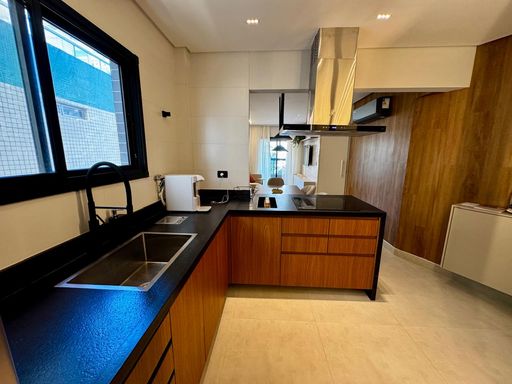 cozinha arejada com móveis planejados de primeiríssima qualidade, semi integrada a sala 2 ambientes