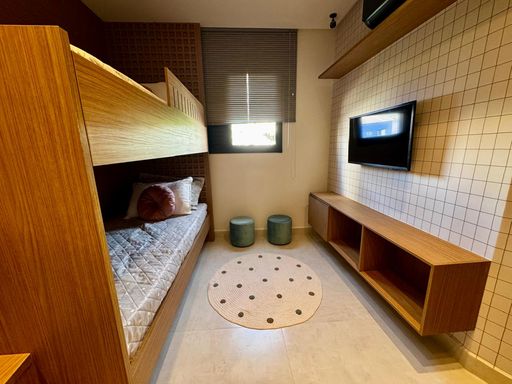 luxuoso dormitório com armários planejados