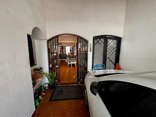 entrada principal para sala 3 ambientes com acesso lateral para o corredore área da churrasqueira nos fundos