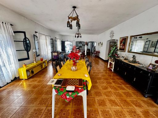 sala 3 ambientes bem arejada e com acesso a entrada principal