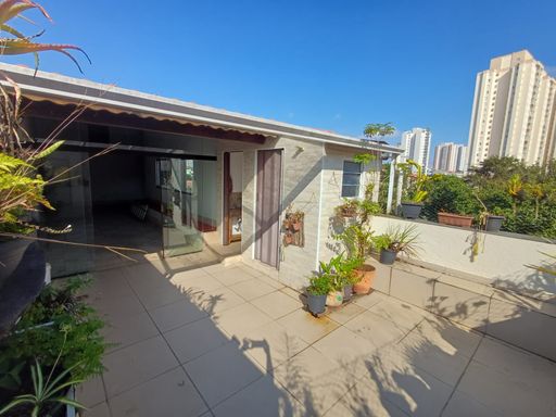 piso superior com ampla área externa na cobertura com lavabo e despensa