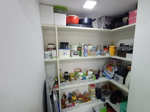 ampla despensa, podendo ser revertida por um lavabo