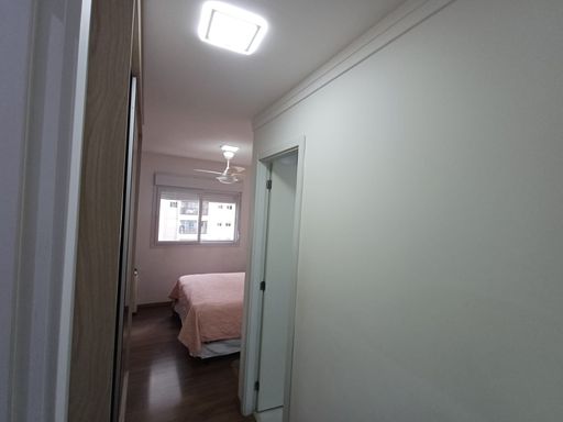 ampla suíte com armário planejado, ventilador de teto, bem arejada e iluminada