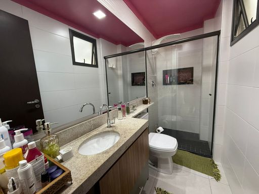 banheiro da suíte 2 com box de vidro e nicho ultra moderno e bem arejado