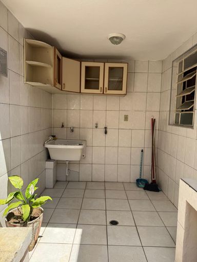 ampla área de serviço