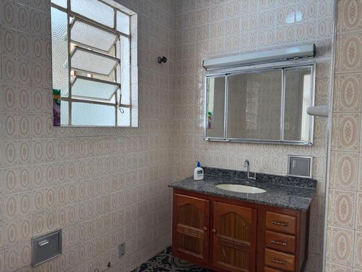 amplo banheiro social arejado