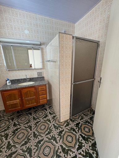 amplo banheiro social arejado