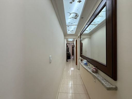 corredor com acesso aos dormitórios com iluminação diferenciada
