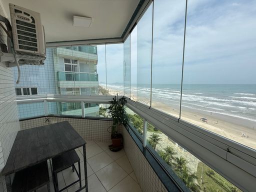 sacada envolvente por todo apartamento, envidraçada com vista mar privilegiada