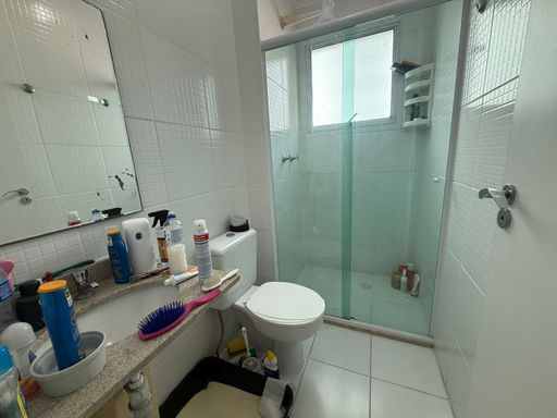 banheiro da suíte bem arejado, com box blindex