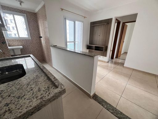 sala 2 ambientes semi integrada a cozinha com armários planejados e a área de serviço