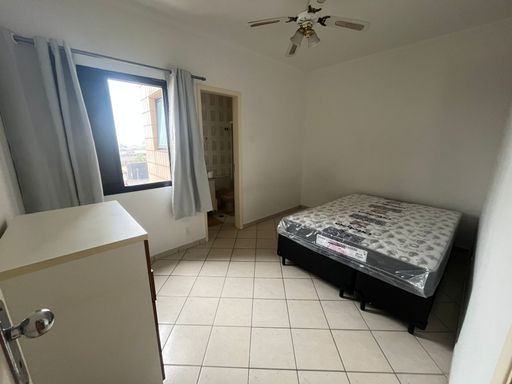 ampla suíte arejada com ventilador de teto