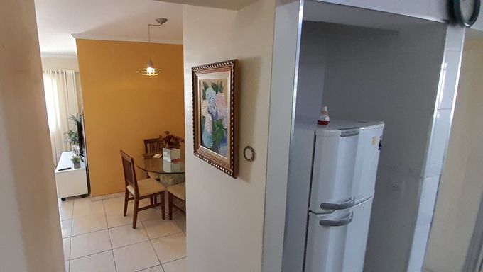 entrada principal com acesso a cozinha e a sala 2 ambientes