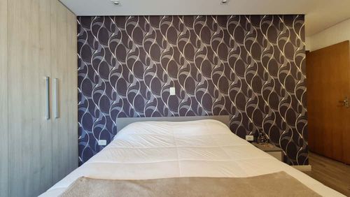 ampla suíte com acesso a sacada e armários planejados