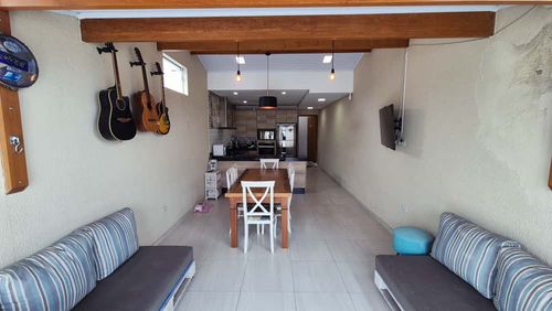 espaço gourmet no piso superior bem arejado com fechamento em vidro para total privacidade