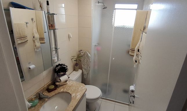 banheiro com armário planejado e box blindex