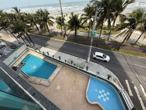 vista panorâmica da piscina adulto e infantil com cascata e vista mar deslumbrante