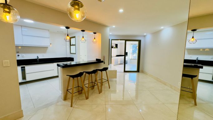 sala ampla e semi integrada, com acesso a varanda gourmet