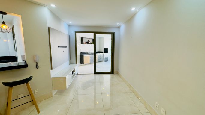 sala ampla com acesso a varanda