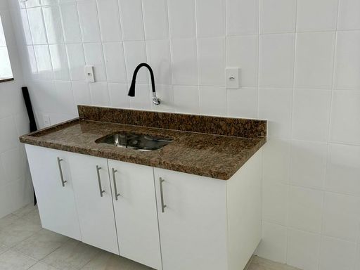 ampla cozinha arejada e bem iluminada