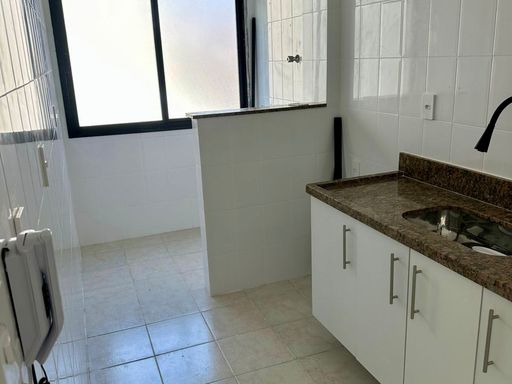 ampla cozinha arejada e bem iluminada semi integrada a área de serviço