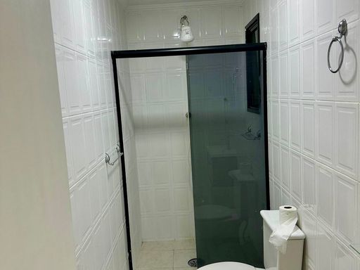 banheiro da suíte com box blindex